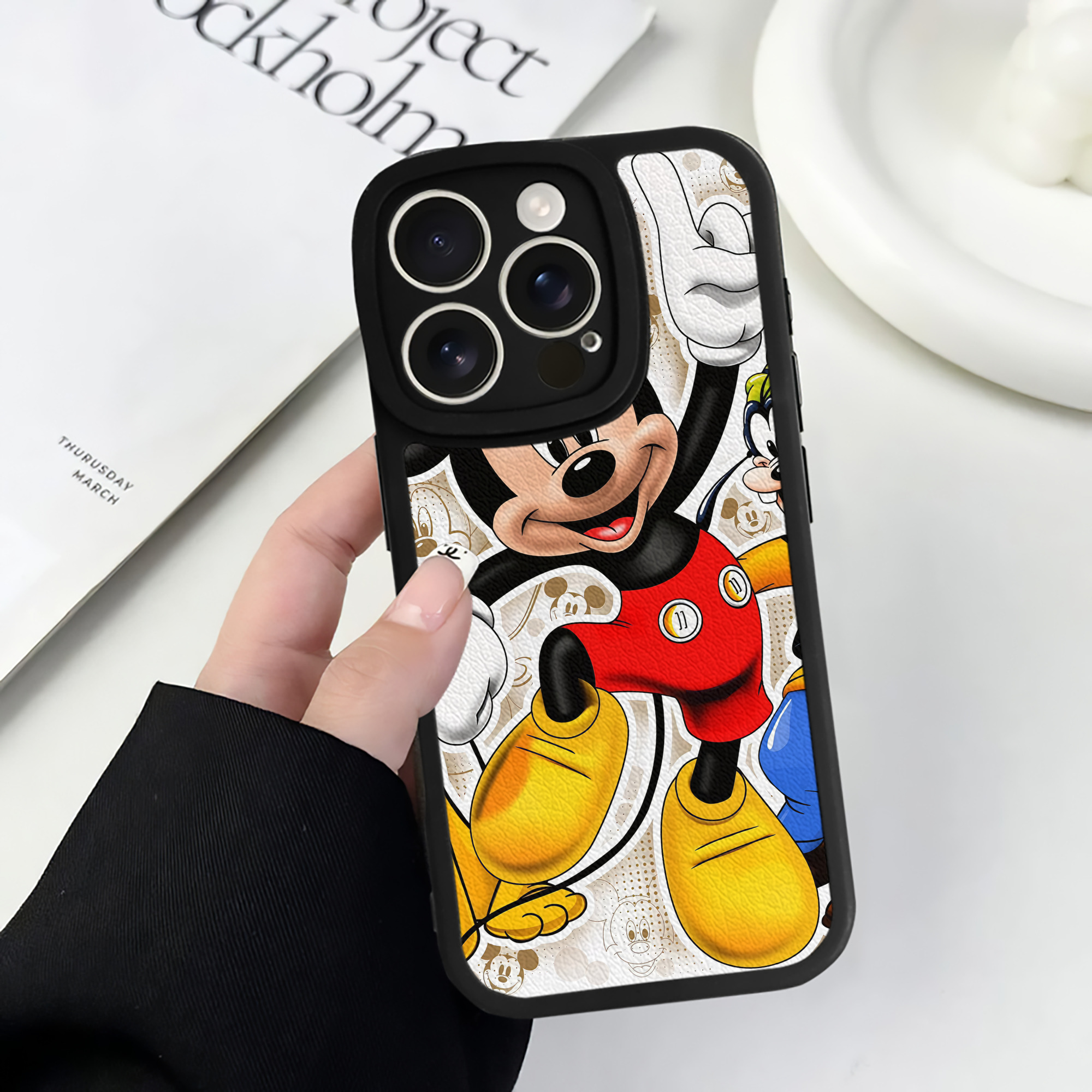 （画像用） ミッキーマウス Mickey Mouse 【iPhone 16シリーズ対応】シリコンスマホケース（レザー調） 材質：シリコン